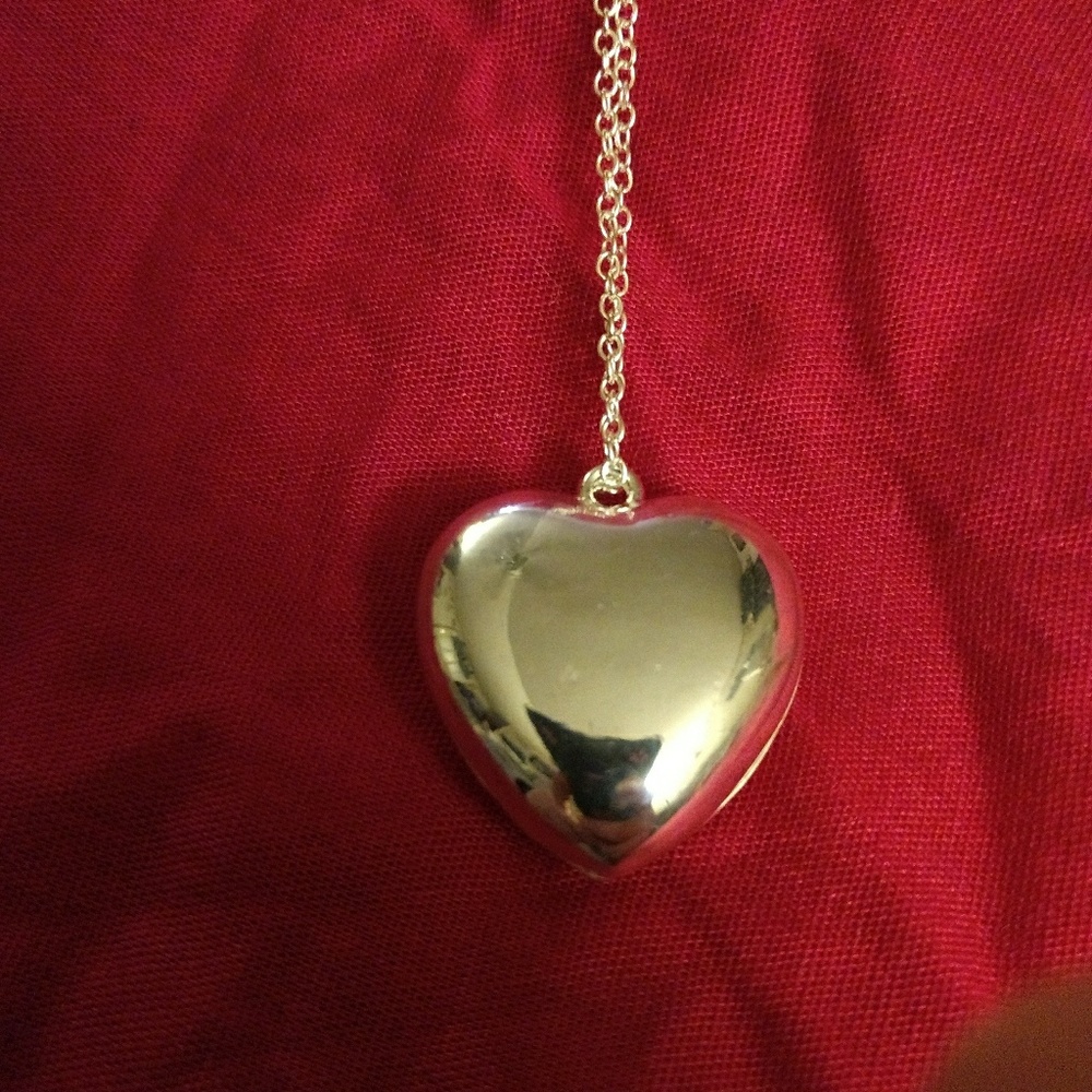 Glow on the dark heart pendant with chain - Picture 2 of 4
